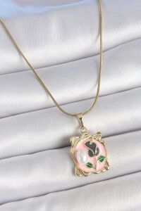 316L Çelik Gold Renk Zincir Pembe Mineli Çiçek Işlemli Inci Detay Portre Model Kadın Kolye