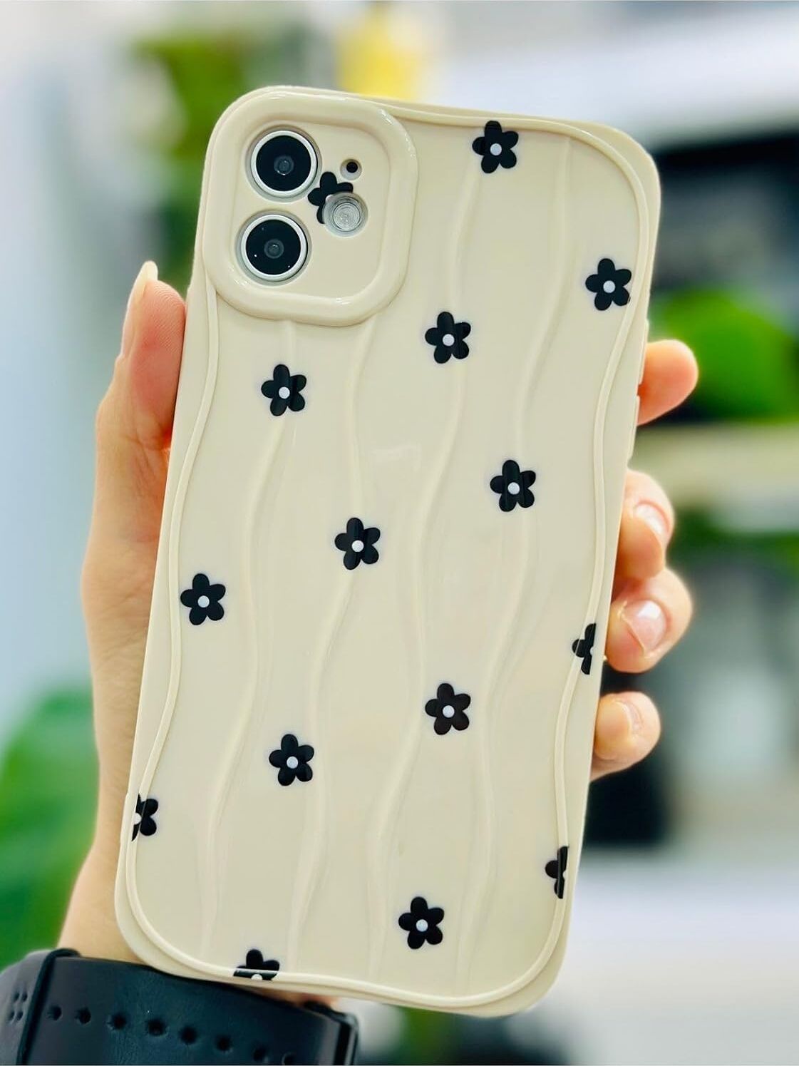 Iphone 11 ile Uyumlu Dalgalı Siyah Papatya Tasarımlı Baskılı Esnek Silikon Kılıf