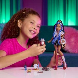 Monster High Mavi Bluzu ve Siyah Şortuyla Monster High Robecca Steam Bebek, Evcil Penguen Kaptan Penny ve Uçuş Gözlüğü ile Çanta Gibi 7 Aksesuar, JMB81