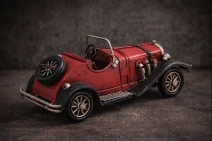 Vintage Metal Ford Cabriolet Dekoratif Araba – El Yapımı Eskitme Metal Klasik Otomobil Biblosu, Retro Ev & Ofis Dekoru