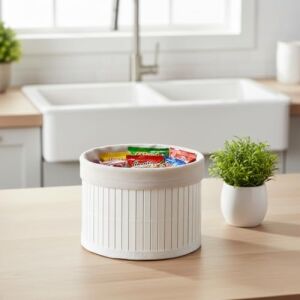 Yuvarlak Bambu Düzenleyici ve Saklama Sepeti – Beyaz Ahşap Çıtalı Banyo, Makyaj ve Ofis Organizeri, Kumaş Astarlı Çok Amaçlı Dekoratif Kutu (18X13 Cm)