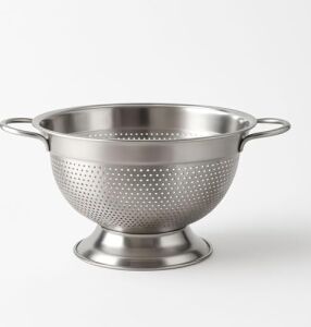 304 Paslanmaz Çelik Süzgeç - Kulplu & Ayaklı Tasarım | Makarna, Sebze ve Meyve Yıkama Kabı - Delikli, Bulaşık Makinesine Uygun (27 Cm)