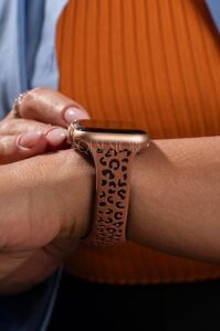 Apple Watch ile Uyumlu Leopar Desenli Silikon Kordon, Dokulu Oyma Tasarım, Series 10/11 42MM 45MM 44MM 46MM 41MM 40MM 38MM Se