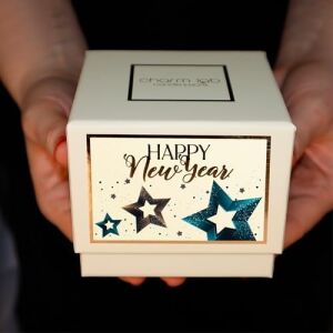 Charm Lab Candle – Yılbaşı Hediyesi, Ahşap ve Baharatlı Sandal Kokulu, Doğal Bio Balmum, 135 G Kokulu Mum, 40 Saat Yanma Süresi, Lüks Kutulu, Kadın ve Erkek Için Şık Yılbaşı Hediyesi