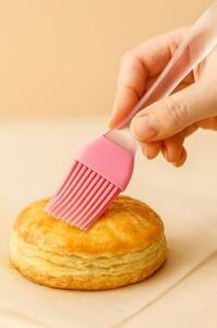 Çok Amaçlı Pasta Süsleme Seti 9 Parça 5 Duy Krema Torbası Adaptörü Spatula Silikon Fırça ile Kek Cupcake Kurabiye Dekorasyon Malzemeleri Profesyonel Pastacılık Seti
