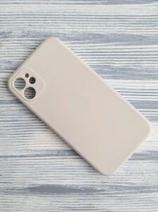 - iPhone 11 Kılıf ile iPhone 12 Görünümü | Köşeli Tasarım ile Modern Estetik | Mat Yüzeyli Beyaz Silikon Arka Kapak | Darbe Emici Yapı | Kamera Koruması ve Şık Hatlar - Krem
