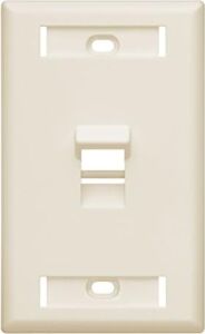 Leviton 42081-1TS 1 Bağlantı Noktalı Açılı Quickport Duvar Plakası, Id Pencereli, Açık Badem