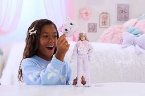 Cutie Reveal Bebek ve Aksesuarları, Yumuşak Dostlar Serisi Kedicik, Renk Değişimi ve Mini Evcil Hayvan Dahil 10 Sürpriz, JJP64