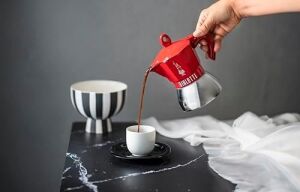 - Moka Exclusive Indüksiyon: 4 Cups Ocak Üstü Espresso Pişirici - 200ML - Kırmızı Renk - Alt Hazne: Dış Paslanmaz Çelik Iç Alüminyum - Indüksiyon Ocak Türleri Için Uygundur