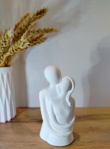 Soyut Sevgi Heykeli – Minimalist & Anlam Yüklü Dekoratif Figür