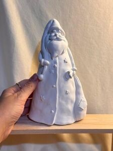 Çantalı Santa Noel Baba Biblo – 20 cm Seramik Dekoratif Figür