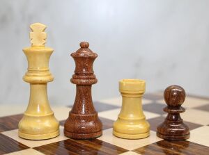 Özel Vernikli Mıknatıs Taşlı Ahşap Katlanabilir Kutulu Satranç Oyunu 30 cm