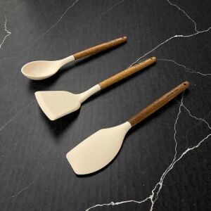Ahşap Saplı 3'lü Silikon Mutfak Gereçleri Seti - Isıya Dayanıklı Yanmaz Yapışmaz Spatula ve Servis Kaşığı Takımı, Ergonomik Tasarım