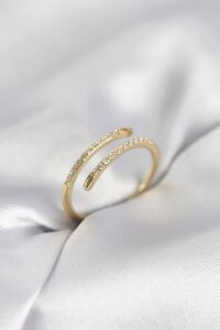 Gold Renk Yılan Kuyruk Model Zirkon Taşlı Kadın Yüzük