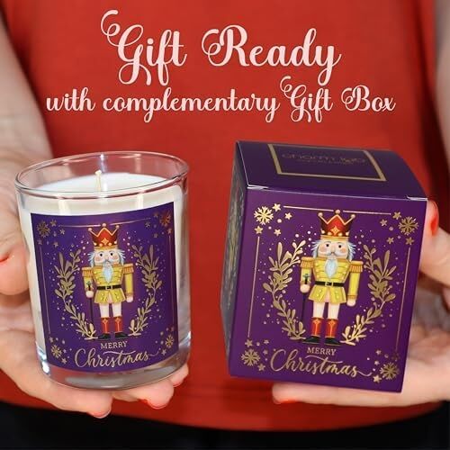 Charm Lab Candle – Kurşun Asker (Nutcracker) Tasarımlı Mum, Mor Renk Temalı, 135 G Doğal Bio Balmumu, 40 Saat Yanma Süresi, Cam Kavanoz, Şık Bristol Kutulu, Yılbaşı Koleksiyonu Hazır Hediye