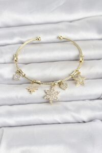 Pirinç Gold Renk Lotus Detay Charmlı Kadın Bileklik