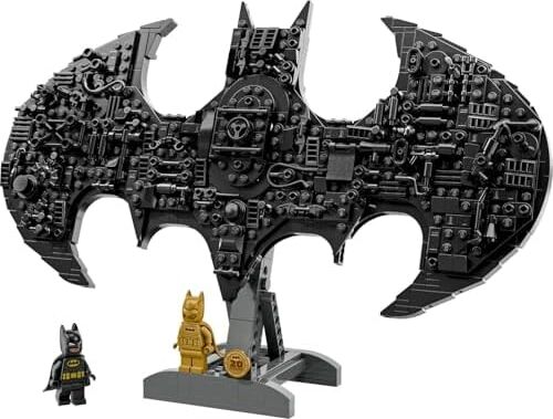 Dc Batman: Batman Logosu 76330-12 Yaş ve Üzeri Erkek ve Kız Çocuklar Için 2 Minifigür ile Çeşitli Aksesuarlar Içeren Yaratıcı Sergileme Modeli Yapım Seti, Hediye Fikri (678 Parça)