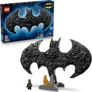 Dc Batman: Batman Logosu 76330-12 Yaş ve Üzeri Erkek ve Kız Çocuklar Için 2 Minifigür ile Çeşitli Aksesuarlar Içeren Yaratıcı Sergileme Modeli Yapım Seti, Hediye Fikri (678 Parça)