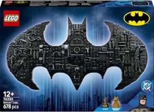 Dc Batman: Batman Logosu 76330-12 Yaş ve Üzeri Erkek ve Kız Çocuklar Için 2 Minifigür ile Çeşitli Aksesuarlar Içeren Yaratıcı Sergileme Modeli Yapım Seti, Hediye Fikri (678 Parça)