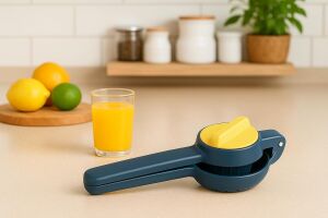 El Tipi Narenciye ve Limon Sıkacağı – Kapaklı Filtreli Tasarım, Dayanıklı Abs Gövde, Portakal Mandalina Limon Için Uygun, Ergonomik Saplı Pratik Mutfak Sıkacağı (Lacivert-Sarı)