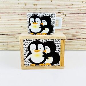 Ahşap Kutusunda Mutlu Aşıklar Penguen Tasarım Kupa Bardak