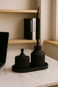 3 Parçalı Siyah Dekoratif Set – Çizgili Vazo, Kapaklı Mumluk & Oval Tepsi