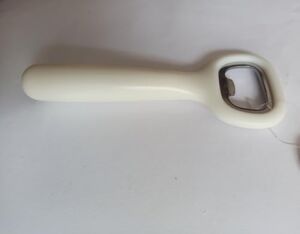 Şişe Kapak Açacağı – Pratik Metal Şişe Açacak, Soda ve Gazoz Şişeleri Için Kapak Açıcı, Dayanıklı ve Kullanışlı Mutfak Aleti (2, Krem Rengi)