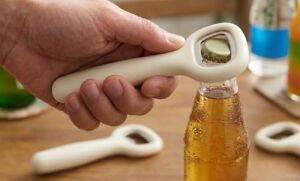 Şişe Kapak Açacağı – Pratik Metal Şişe Açacak, Soda ve Gazoz Şişeleri Için Kapak Açıcı, Dayanıklı ve Kullanışlı Mutfak Aleti (2, Krem Rengi)