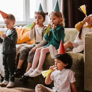 Amscan Yeni Yıl Boynuzları ve Üfleme Mega Değer Paketi | 50 Adet, Tek Beden, Çok Renkli