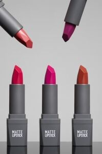 Yoğun Renk Veren Uzun Süre Kalıcı Nemlendirici Kadifemsi Mat Ruj - Lipstick 424 Ruby Red