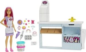 Pasta Dükkanı Oyun Seti ve Pembe Saçlı 30 cm Minyon Bebek, Fırın Standı, Pasta Yapma Özelliği, 20'den Fazla Oyun Parçası, 3 Yaş ve Üzeri Için (HGB73)