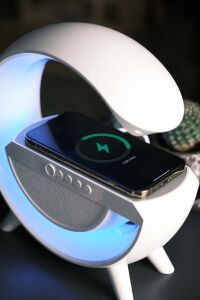 Beyaz Bluetooth Hoparlörlü Masa Lambası, Kablosuz Şarj Özellikli ve 2 Saat Dinleme Süresi