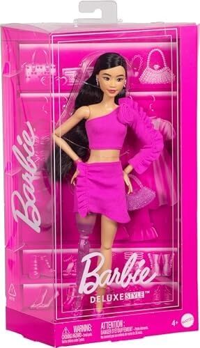 Stil Ikonu™ Bebek - Işıltılı Protez Bacaklı Klasik Tarzındaki Pembe Bluz ve Etek Takımıyla Protez Bacaklı ve Siyah Saçlı Stil Ikonu Bebek (2) HYV26
