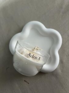Adena Kokulu Papatya Mum, Cam Kap, Beyaz Çiçek Dekorlu, Çiçek Şeklinde Tabanlı