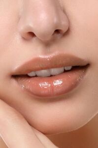 Uzun Süre Kalıcı Yoğun Renk Veren Nemlendirici Parlak Ruj - Glossy Lipstick 322 Cranberry