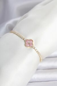Pirinç Gold Renk Pembe Zirkon Taşlı Yonca Model Su Yolu Kadın Bileklik