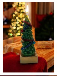 Dekoratif Noel Ağacı Mumu, El Yapımı Yeşil Balmumu, Tinsel ve Süslemeli, Yılbaşı Temalı, 15 cm