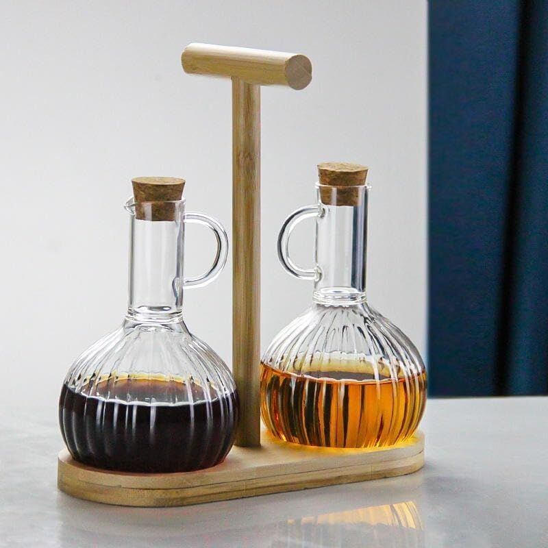 2'li Bambu Stand ile Cam Yağdanlık ve Sirkelik Seti, Yemek Masası ve Sofralarınız Için Bambu Standlı Şık Masa Üstü Yağ ve Sirke Şişeleri