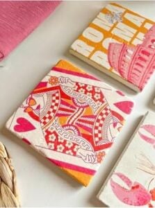 Modern Art Tasarımlı Bardak Altlığı Roma, Pembe ve Turuncu Kolezyum, Iskambil ve Motto Temalı