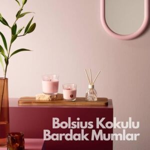 Bolsius Nar Kokulu Bardakta Mum - Vegan & Doğal & Saf Koku Özlü -Palmiye Yağı Içermez - 25 Saat Yanma Süresi - Kırmızı Renkte - 80MM/73MM