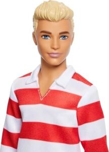 Fashionistas Ken Bebek Kırmızı Beyaz Polo Tişörtü, Pembe Şortu, Uzun Beyaz Çorapları ve Spor Ayakkabılarıyla Sarışın, HYV01