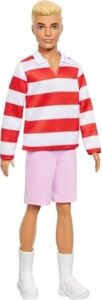 Fashionistas Ken Bebek Kırmızı Beyaz Polo Tişörtü, Pembe Şortu, Uzun Beyaz Çorapları ve Spor Ayakkabılarıyla Sarışın, HYV01