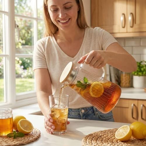 Akasya Kapaklı Borosilikat Cam Sürahi - 4 Farklı Model ve 1.8 Lt ve 2 Lt Büyük Boy Seçenekli Isıya Dayanıklı Meşrubat ve Su Karafı (Çizgili Konik 1.8 Litre)