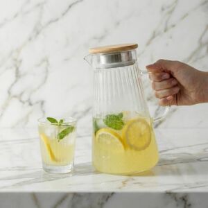Akasya Kapaklı Borosilikat Cam Sürahi - 4 Farklı Model ve 1.8 Lt ve 2 Lt Büyük Boy Seçenekli Isıya Dayanıklı Meşrubat ve Su Karafı (Çizgili Konik 1.8 Litre)