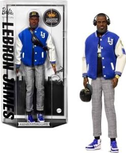 Bomber Ceketi, Kulaklık ve Güneş Gözlüğü Gibi Aksesuarlarıyla Koleksiyona Uygun Signature Lebron James Kenbassadors Bebek, HRM33