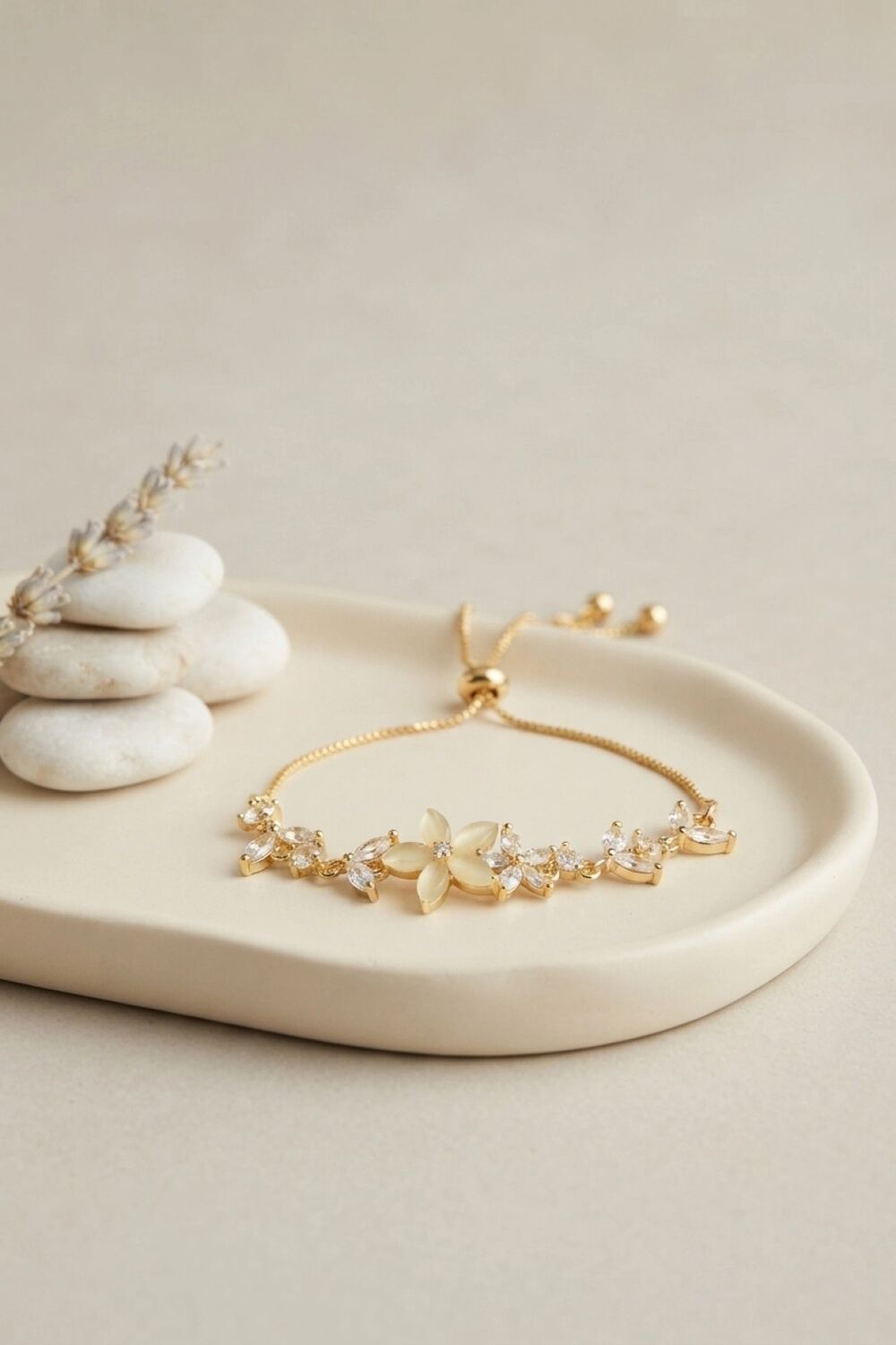 Gold Renk Zirkon Taşlı Pirinç Sedefli Çiçek Model Asansörlü Bileklik