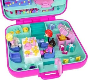 Polly Pocket Mattel 80. Yıl Dönümüne Özel Nostaljik Kompakt Oyun Seti, Biri Etek Giyen 3 Bebek, 1 Evcil Hayvan ve Kutlama Temalı Mobilyalarla Kompakt Ev, JGK22