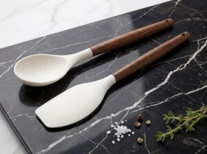 Mutfak Gurmesi - 2’li Premium Silikon ve Akasya Ahşap Mutfak Gereçleri Seti | Isıya Dayanıklı Spatula ve Servis Kaşığı | Yapışmaz Yüzey Dostu, Ergonomik ve Şık Tasarım