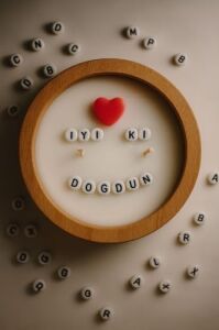 Gizli Mesajlı Mum, Doğumgünü Hediyesi, Iyi Ki Doğdun Mesajlı Mum, Mum Yandıkça Ortaya Çıkan Mesaj Içerir, Ahşap Kasede Çift Fitilli Soya Mumu