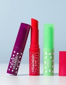 Shea ve Kakao Yağı Içeren Stik Renkli Dudak Nemlendiricisi - Lip Balm -003 STRAWBERRY-8690604555383